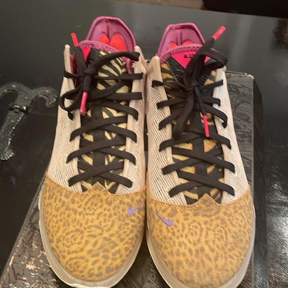 LeBron James women’s shoes - Picture 2 of 4